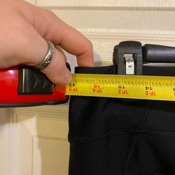 ***3/$45***Under Armour LIKE NEW HeatGear Capri Leggings XL - Picture 8 of 10